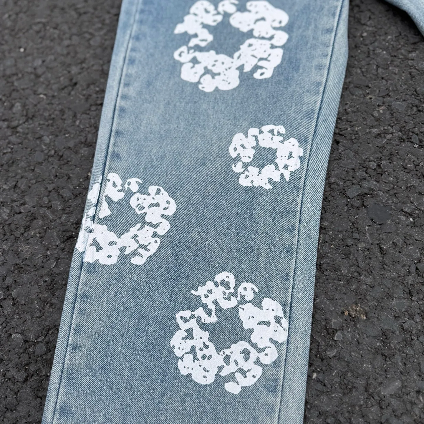 #8197 P220💰 DENIM TEARS Kapok American niche brand printed washed straight jeans. Produced by a major washed factory. Full of high-end feel. Knee part destroyed design with patchwork design. Already used as facade design. Leather waist nameplate. The focus of this style is not on washing, but on the destroyed shape and version. The secret lies in the craftsmanship of the master. The cost of post-production grinding, machining, knife cutting, etc. is far beyond comparison with assembly line products. Color: black, blue, gray. Size: 28-36 (corresponding to S-XXL)